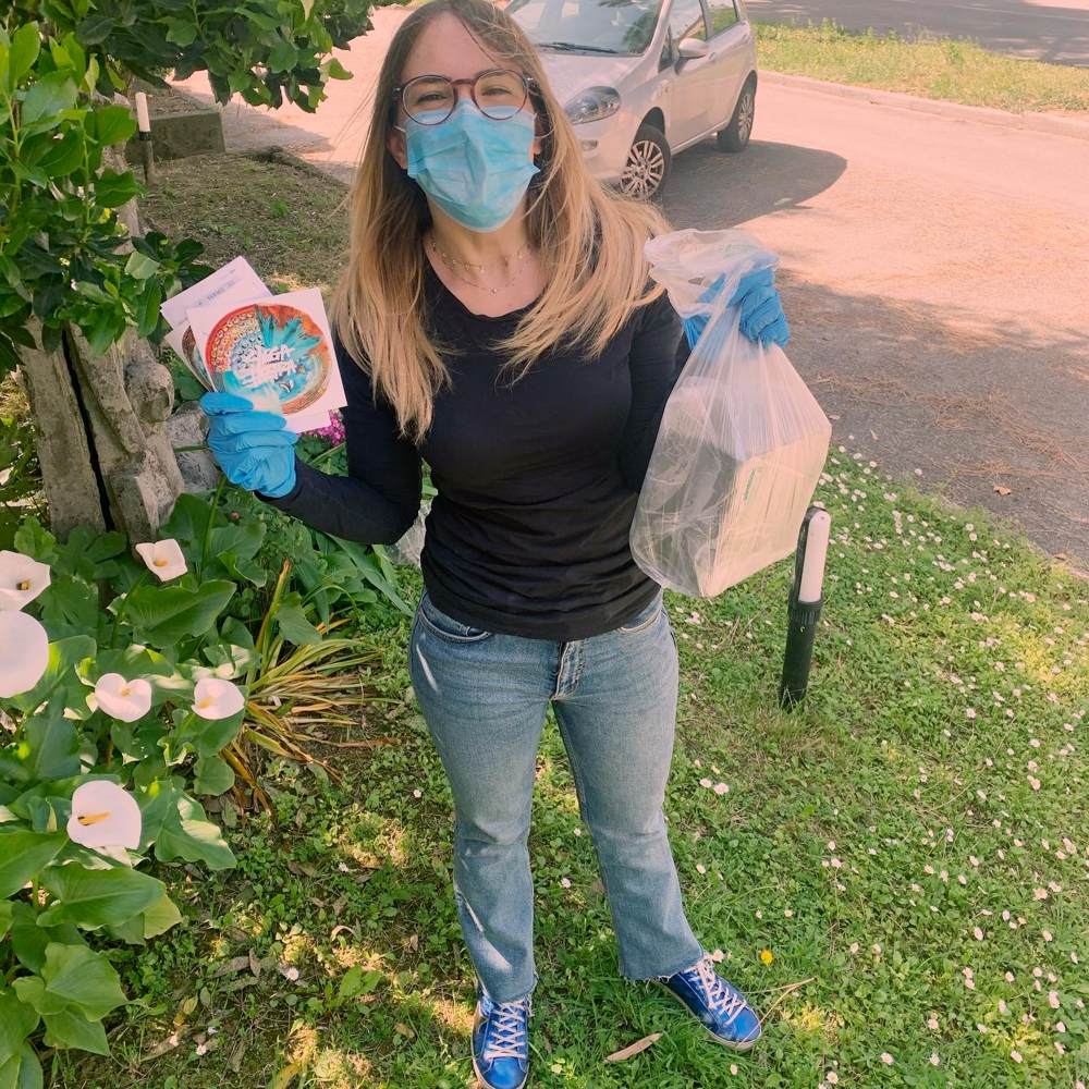 martina consegna l'argilla a domicilio a Faenza durante la quarantena