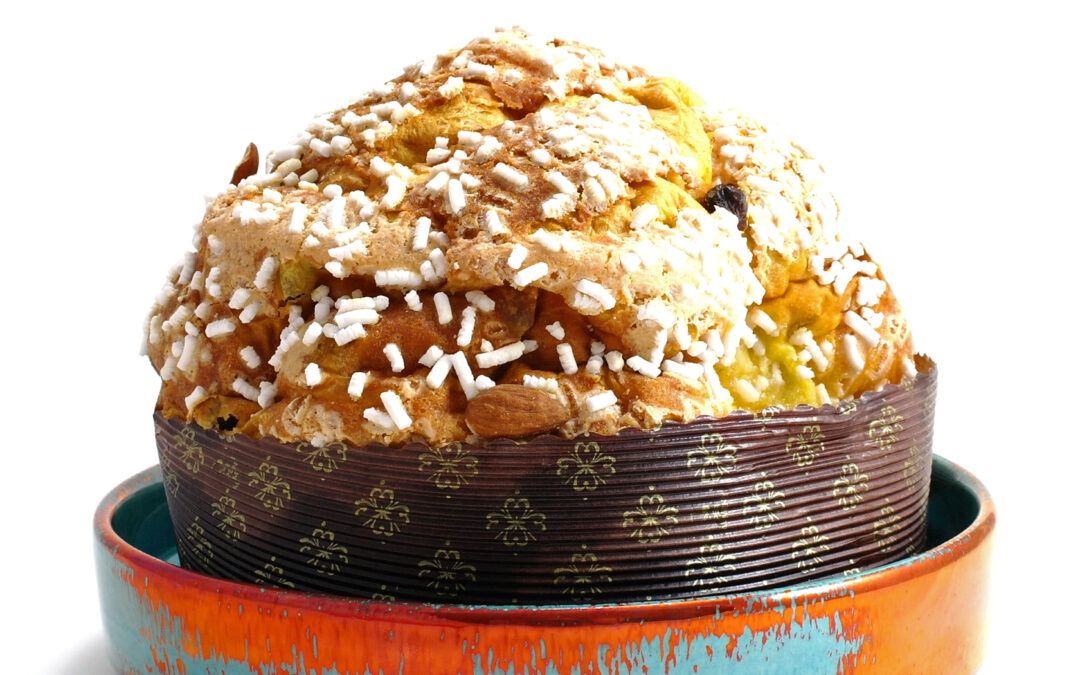 Il perfetto regalo di Natale all’insegna dell’artigianato italiano: panettone artigianale e centrotavola e svuota tasche in ceramica di Faenza