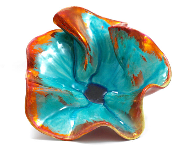 Ceramiche Faenza, Cartoccio alto, fiore azzurro rame realizzato e dipinto a mano in maiolica di Ceramiche Faenza.